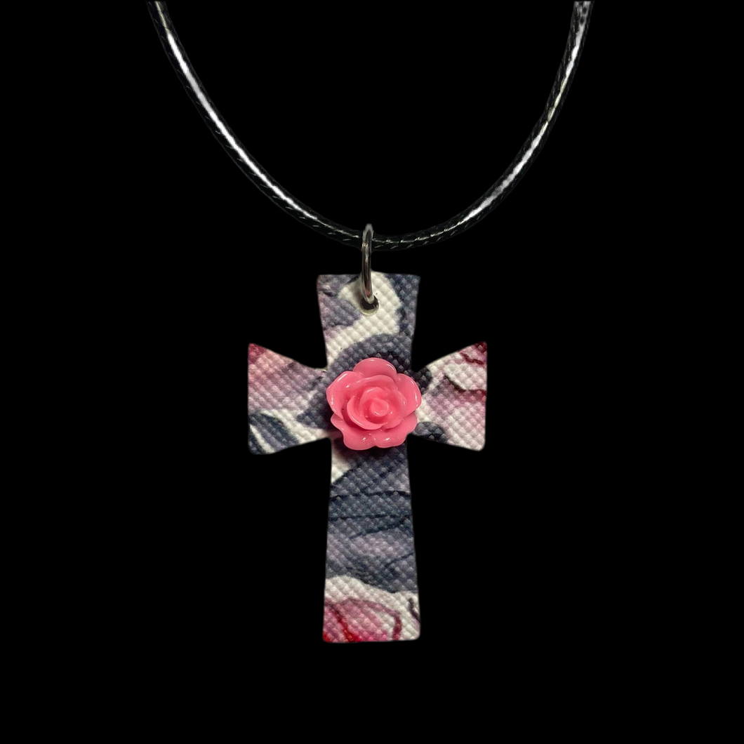 Collar con cruz de Florida con detalle de rosa rosa