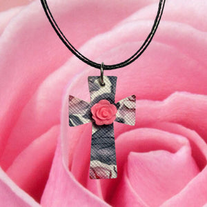 Collar con cruz de Florida con detalle de rosa rosa