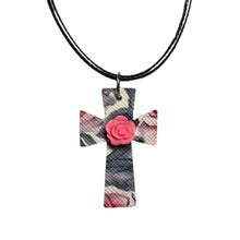 Cargar imagen en el visor de la galería, Collar con cruz de Florida con detalle de rosa rosa
