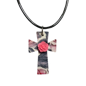 Collar con cruz de Florida con detalle de rosa rosa